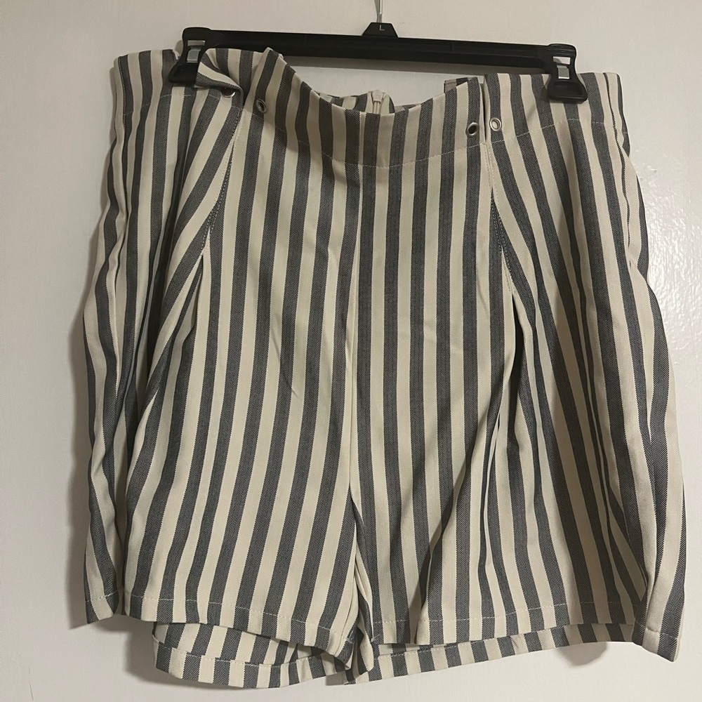 NWT striped paper bag shorts high-waisted size large
